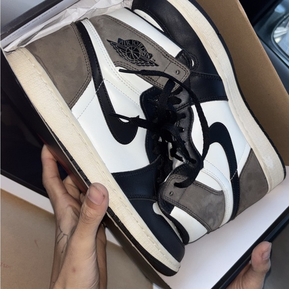 Jordan 1 ‘Mocha’ High-Top - Black and White - Picture 2 of 2